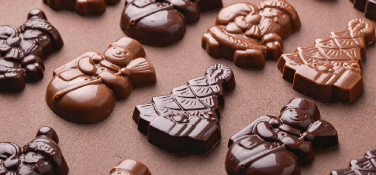 schokolade aus weihnachtsbäumen und schneemännern