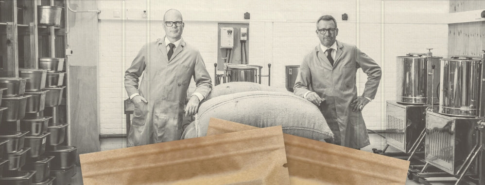 2 männer mit kakaobohnen-säcke