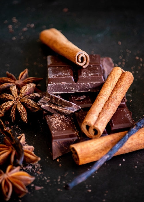 schokolade mit zimtstangen und sternanis